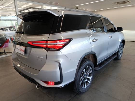 TOYOTA HILUX SW4 2.8 D-4D TURBO DIESEL SRX PLATINUM 7L 4X4 AUTOMÁTICO